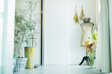 トルソーのある部屋の一角 © One