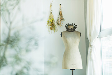 トルソーのある部屋の一角 © One