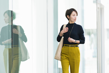 Fototapeta premium オフィス街を通勤する30代日本人女性