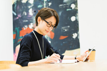 オフィスで仕事をする30代日本人女性