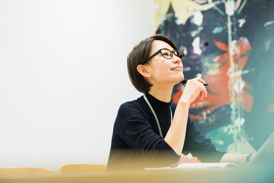 オフィスで仕事をする30代日本人女性