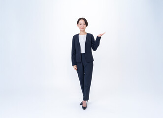 案内をするスーツを着た女性