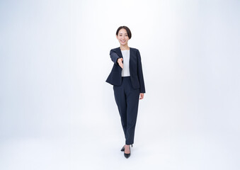 握手をする女性