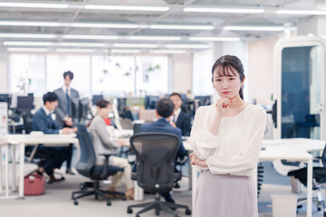 オフィスで悩む若いビジネスウーマン