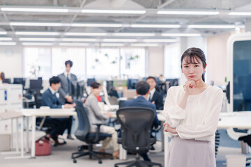 オフィスで悩む若いビジネスウーマン