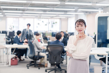 Fototapeta premium オフィスで悩む若いビジネスウーマン