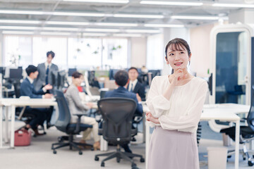 オフィスで悩む若いビジネスウーマン