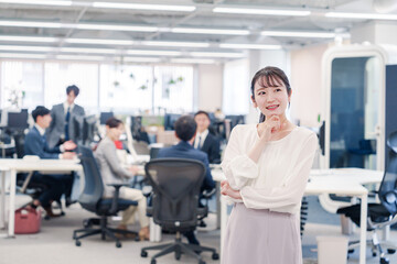 オフィスで悩む若いビジネスウーマン