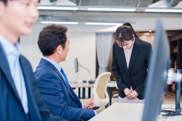 オフィスに配属され上司に挨拶をするフレッシュな女性