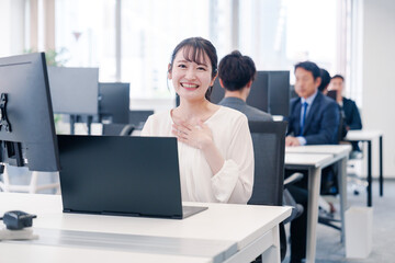 明るい雰囲気のオフィス