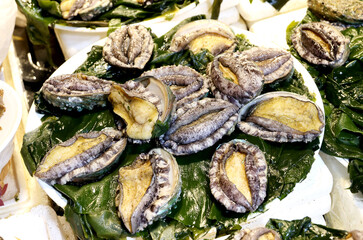 한국의 수산시장 가판대에 진열된 전복