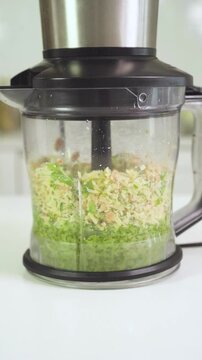 Trituradora mezclando verduras, queso y man&iacute;. Preparaci&oacute;n de relleno, cocina, gastronom&iacute;a, comida casera, alimentaci&oacute;n saludable, lifestyle.