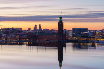 Obraz premium Stockholm at Night – Reflections on the Water