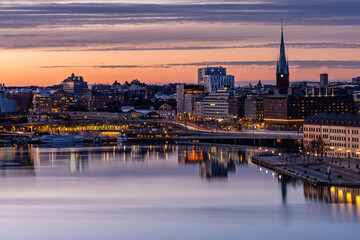 Fototapeta premium Stockholm at Night – Reflections on the Water