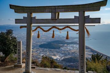 高屋神社の天空の鳥居と観音寺市の街並み