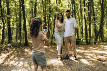 Obraz premium Happy Family Capturing Precious Moments Together in a Scenic Forest Trail