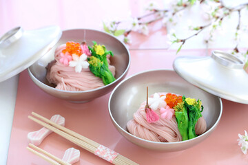 お椀の盛り付けしたさくらそうめん　さくら素麺　桜そうめん