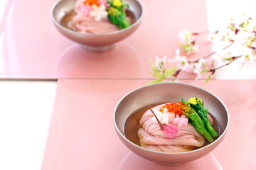 お椀の盛り付けしたさくらそうめん　さくら素麺　桜そうめん