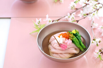 お椀の盛り付けしたさくらそうめん　さくら素麺　桜そうめん