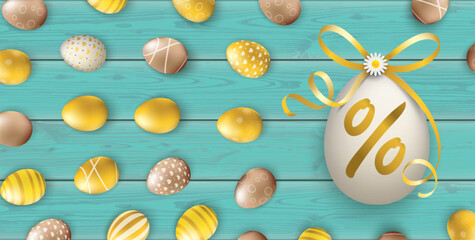 Osteraktion Banner mit goldenen Ostereiern auf grünem Holztisch