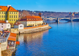 Obraz premium The bank of Vltava with historic Mala Strana houses and Cech Bridge, Prague, Czechia