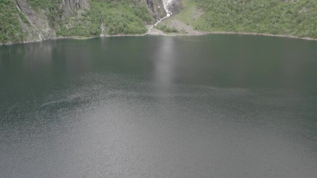 video de drone dans les Pyr&eacute;n&eacute;es  pr&egrave;s  du lac d'Oo.