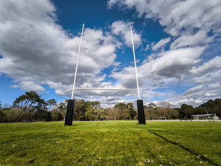 Campo de rugby em área natural com um céu azul e nuvens flutuantes © LuIvDa