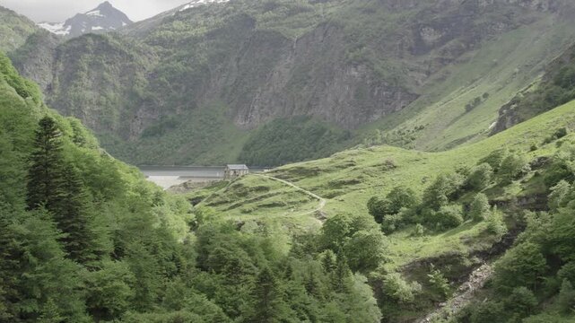 video de drone dans les Pyr&eacute;n&eacute;es  pr&egrave;s  du lac d'Oo.