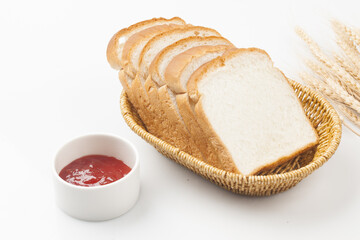   Sliced ​​bread is a staple food made by mixing yeast into flour and kneading the dough, then baking it.
  