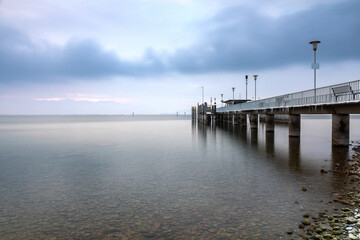 Obraz premium Landungssteg im Hafen von Wasserburg am Bodensee, Bayern
