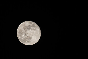 Pleine lune sur fond noir très détaillé