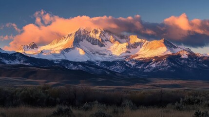 Obraz premium Snowy Mountain Peaks Illuminated By Morning Or Evening Sunlight