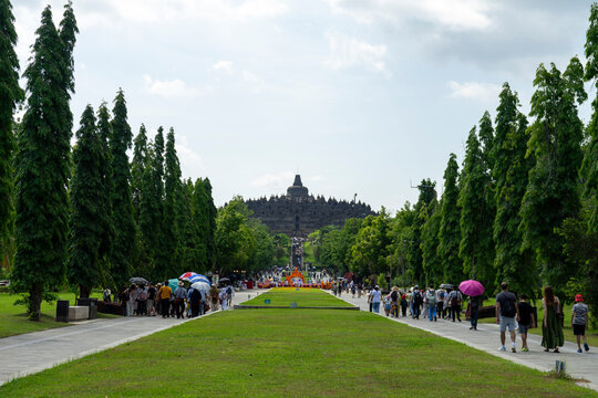 Borobudur is a Buddhist relic in Indonesia. It is located 40km northwest of Yogyakarta in central Java Island.
