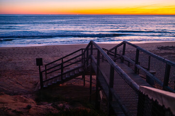 Obraz premium The Magic of Dusk: Falesia Beach Bathed in the Warm Sunset Light Near Albufeira, Portugal