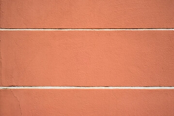 Líneas blancas en fachada pintada de rosa