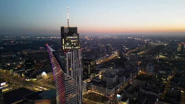 Warszawa stolica Polski z drona, centrum drapacze chmur, zach&oacute;d słońca