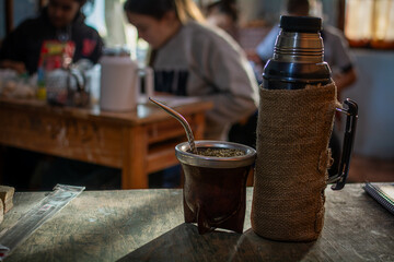 jóvenes bebiendo mate, beber mate en la escuela, compartir mate, amigos