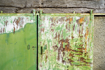 Puerta metálica rayada y oxidada