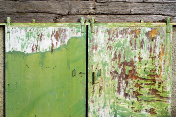 Puerta metálica rayada y oxidada