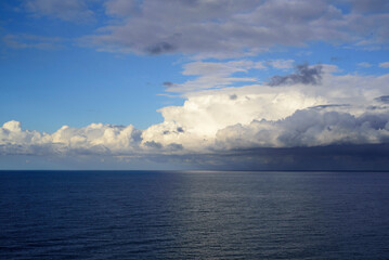 Nubes sobre horizonte marino 