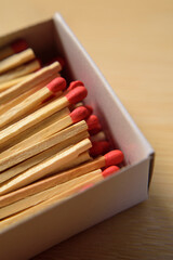 Caja de cerillas llena abierta