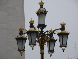 [Spain] Streetlights on the square of the Royal Palace of Madrid (Madrid)