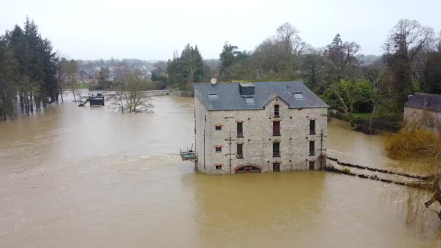 Inondations et crues historiques 2025 de la Vilaine au sud de Rennes, La Courbe &agrave; Bourg des Comptes