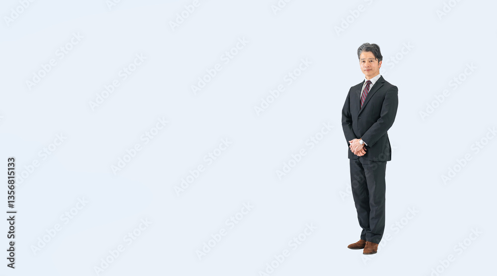 Aufkleber 斜めに立つミドルエイジ男性ビジネスパーソンの全身写真（切り抜き背景透過pngも販売しております。↓作成者リンクから「png」で検索してください）