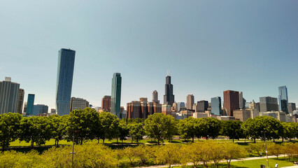 Obraz premium Breathtaking aerial perspective of Chicago skyline with shimmering lakefront