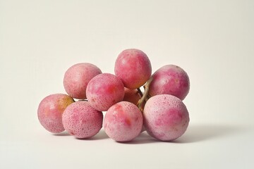 Obraz premium Close-up of ripe red grapes against a white background.