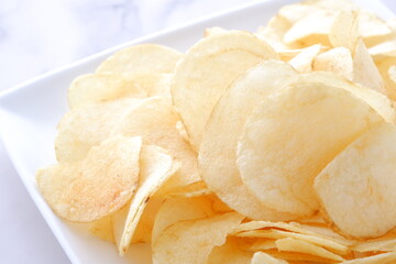 お皿に山盛りのポテトチップス
