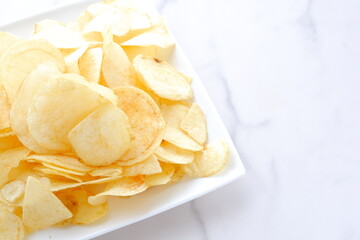 お皿に山盛りのポテトチップス
