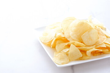 お皿に山盛りのポテトチップス
