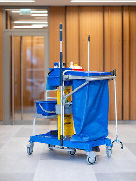 Un chariot de m&eacute;nage avec des ustencils pour nettoyer les espace en entreprise